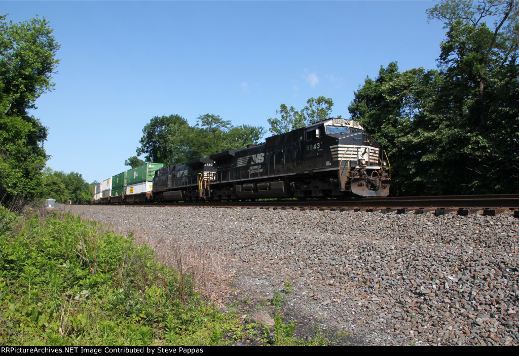 NS 9943 and 4740 take train 260 east through Cove PA